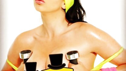 لاتین شلخته عكس سكي دارای یک dildo بزرگ و پرتحرک همان زمان p6