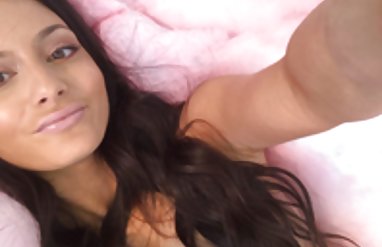 Ambra2Hot در جوراب شلواری مشکی انگشت عکس های نیمه سکسی می زند