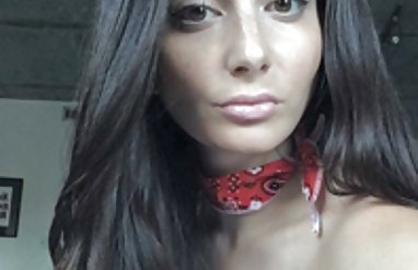 کاپری دانلودعکسهای سوپرسکسی جونز در مقابل یک وب کم